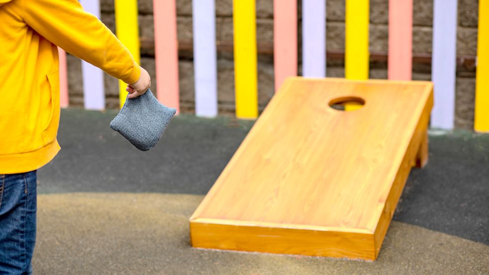 Beim Cornhole geht es darum, einen gefüllten Sack auf ein Holzbrett zu werfen und möglichst das Loch zu treffen. Foto: Imago
