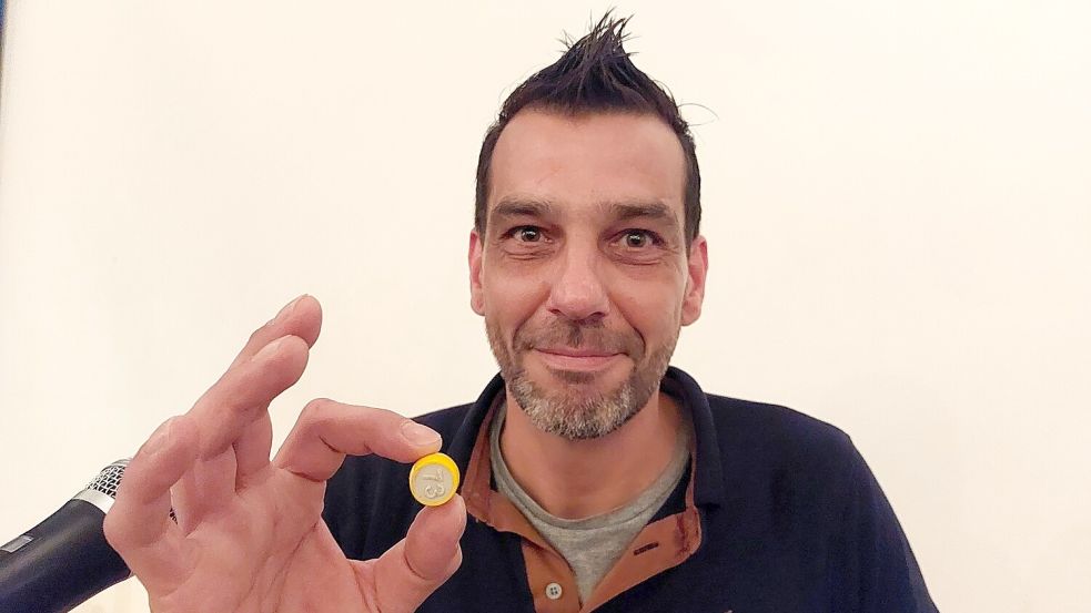 Reza Darbani – hier beim Bingo-Abend mit einer gezogenen Zahl – ist für sein „Spülwagen-Entertainment“ bekannt. Foto: Hanssen/Archiv