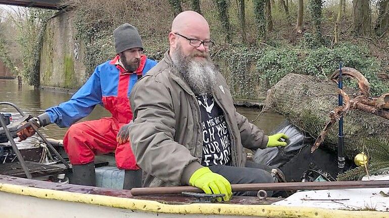 Ingo Weber (vorne) organisiert mit der Initiative "Ja zu Janssens Tuun" Gewässer-Clean-Ups. Hier ist er mit Alfred Kieselbach zu sehen. Foto: Hanssen/Archiv