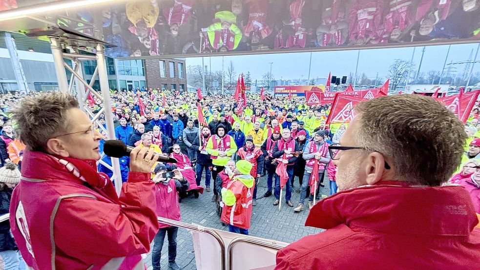 So kennt man sie: Franka Helmerichs (links) spricht als IG-Metall-Geschäftsführerin vor der VW-Belegschaft in Emden. Foto: Ortgies/Archiv