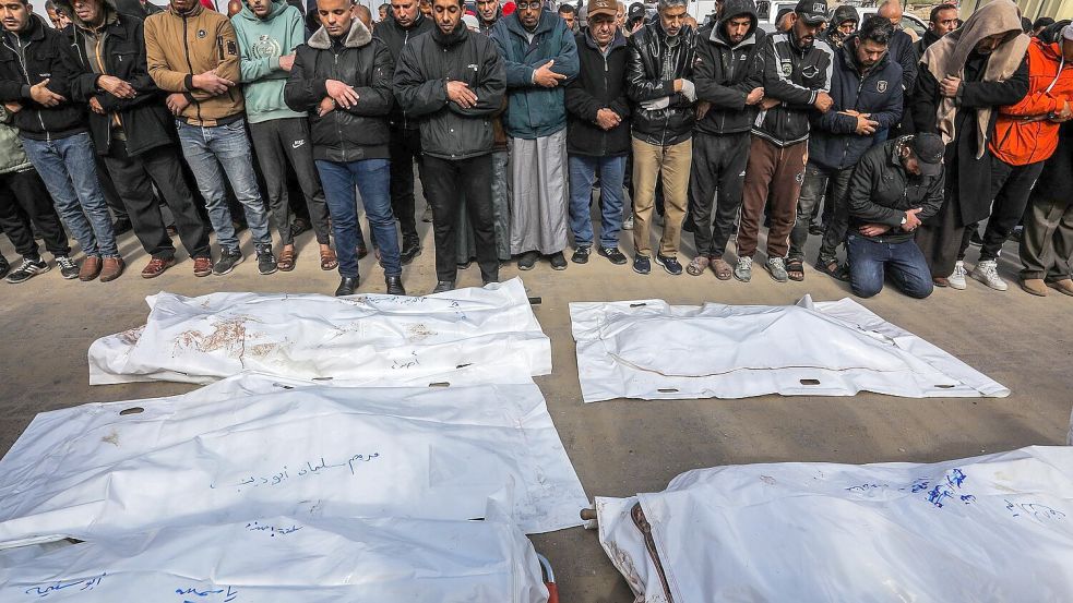 Menschen verrichten das Totengebet für ihre Angehörigen, die bei einem nächtlichen Bombardement Israels im Gazastreifen getötet wurden. Foto: Abed Rahim Khatib/dpa