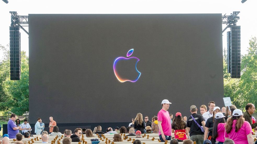 Apple bewarb auch die neuen iPhones mit KI-Funktionen. (Archivbild) Foto: Andrej Sokolow/dpa