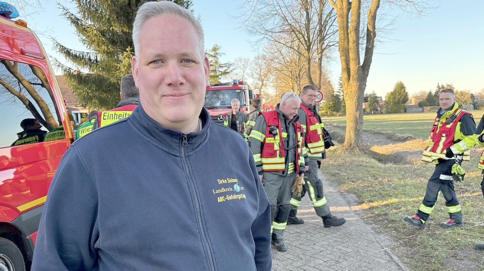 Sirke Siebens, Zugführer des Gefahrgutzuges des Landkreises Leer, erklärte, was es mit den „strahlenden“ Objekten auf sich hat. Foto: Janßen