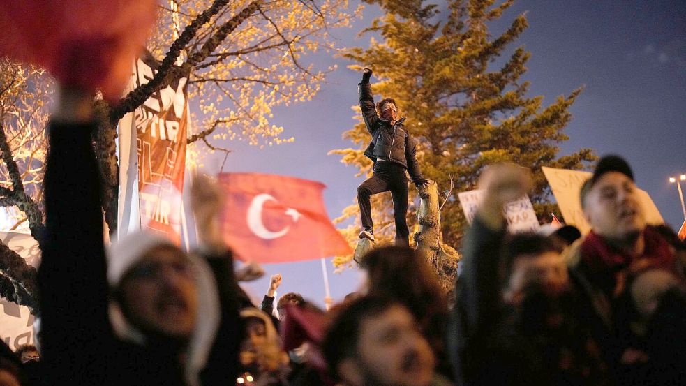 Seit der Festnahme Imamoglus formiert sich der Protest. Foto: Emrah Gurel/AP/dpa