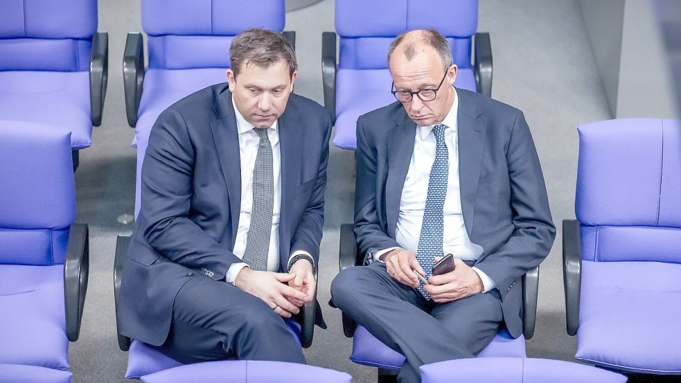Sie müssen sparen, nur wo? Die möglichen Koalitionspartner SPD-Chef Lars Klingbeil und Bald-Kanzler Friedrich Merz (CDU). Foto: dpa/Michael Kappeler