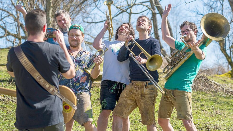 Elf Songs sind auf dem Album, bei denen sich dieses Mal unter die erfolgreiche Kombination aus bayerischer Blasmusik, Pop und Ska noch eine gute Prise Balkan-Klang mischt. Foto: Peter Kneffel/dpa