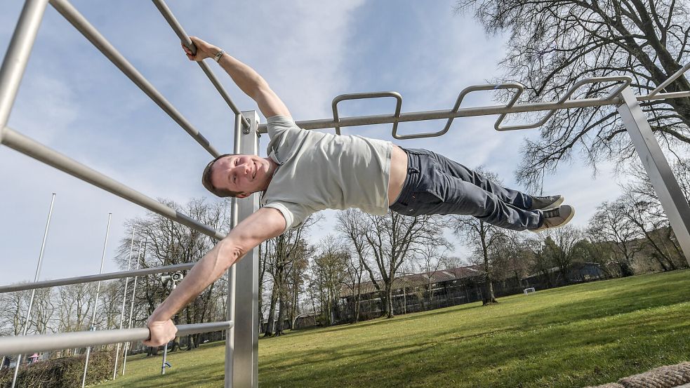 Wie eine Fahne an der Stange: Marc Suerbier weiß, wie es geht. Foto: Ortgies