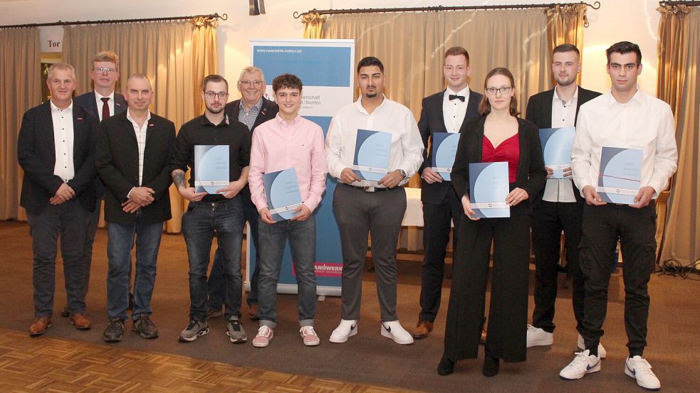 Obermeister Wilfried Duis (von links), Handwerkskammer-Präsident Albert Lienemann, der Vorsitzende des Prüfungsausschusses Michael Fach und Kreishandwerksmeister Joachim Eilts (hinten) gratulierten den frisch gebackenen Sanitär-, Heizungs- und Klimatechnikern und der Technikerin der Innung Norden zu ihren bestandenen Prüfungen. Foto: privat