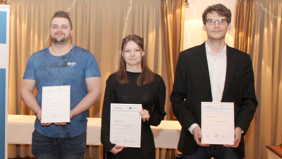 Als Jahrgangsbeste schlossen Timo Hangen (von links), Rieke Saathoff und Focke Gronewold ab. Foto: privat