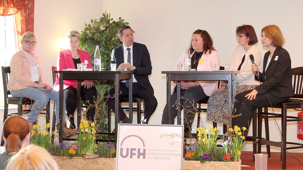 Wirtschaftsminister Olaf Lies (Mitte) diskutierte mit den Unternehmerfrauen Tina Lienemann (von links), Heike Claassen, Maike Rector und Meike Lotze-Franke. Die Moderation übernahm Martina Jahn, Chefredakteurin des Norddeutschen Handwerks. Foto: privat