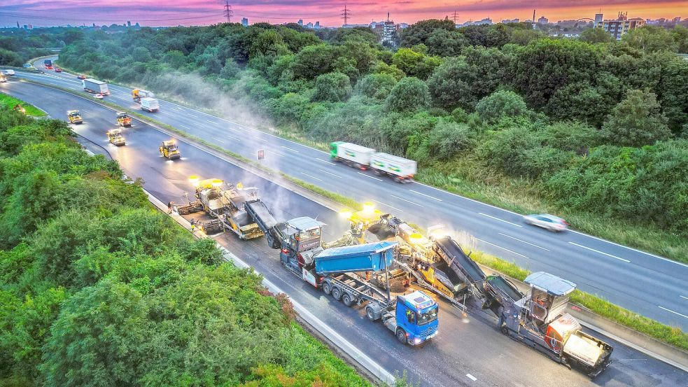Zum Geschäftsfeld Infrastrukturbau gehören die Bereiche Straßenbau, Erd- und Tiefbau sowie Bahnbau, ergänzt um Logistik, Asphalt sowie Lärmschutzbau.