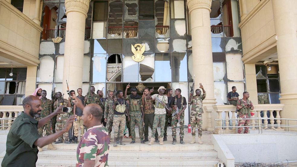 Sudanesische Soldaten feiern die Einnahme des Präsidentenpalastes Foto: Uncredited/AP/dpa