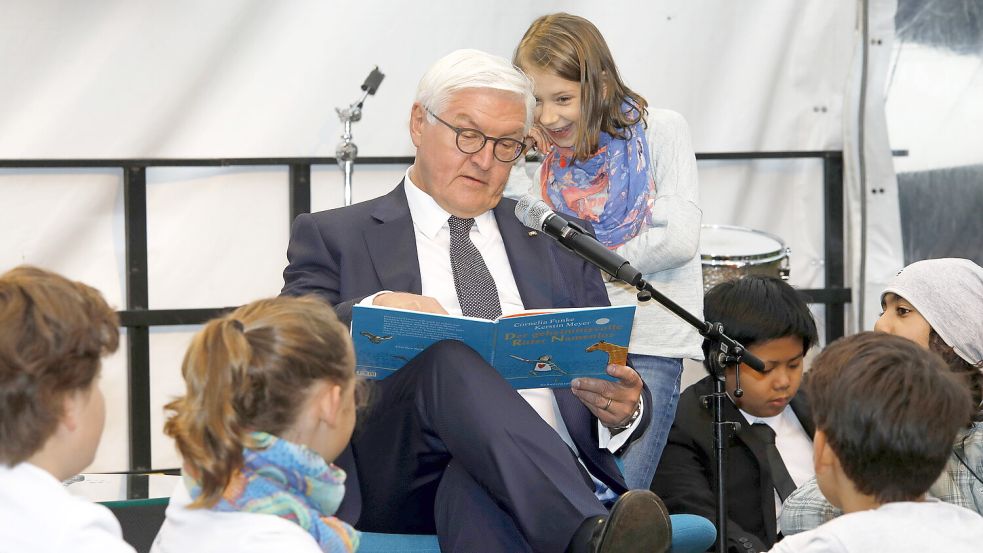 Vorbild beim Vorlesen: Bundespräsident Frank-Walter Steinmeier liest aus einem Kinderbuch vor. Foto: imago images/POP-EYE