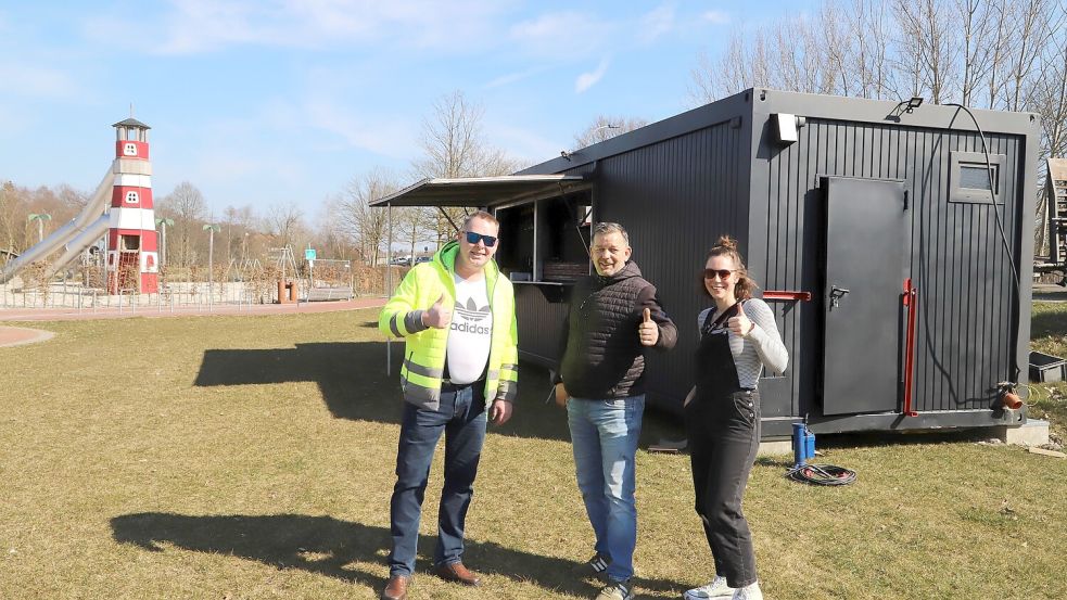 Auf die Eröffnung freuen sich die Betreiber (von links) Jan Lange, Mario Thomalla und Mona Wolke. Foto: Passmann