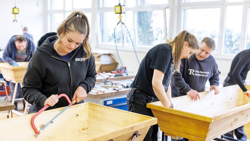 Bei der Sarggestaltung ist handwerkliches Geschick gefragt. Foto: Daniel Karmann/dpa