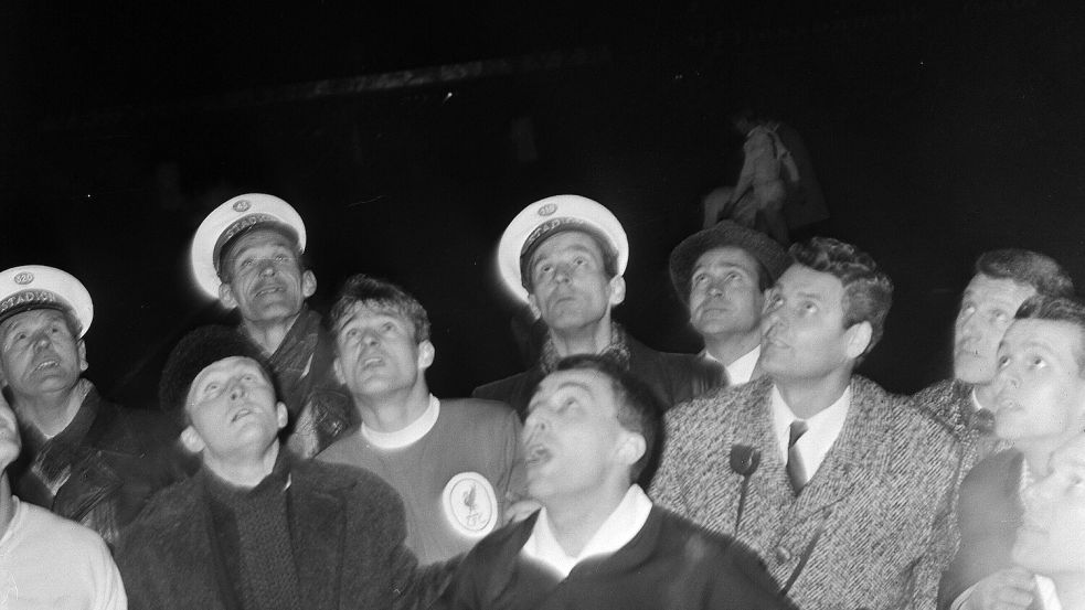 Warten auf das Endergebnis: In Rotterdam wurde das Viertelfinale der Landesmeister 1965 mit dem Wurf einer Münze entschieden. Foto: IMAGO/piemags