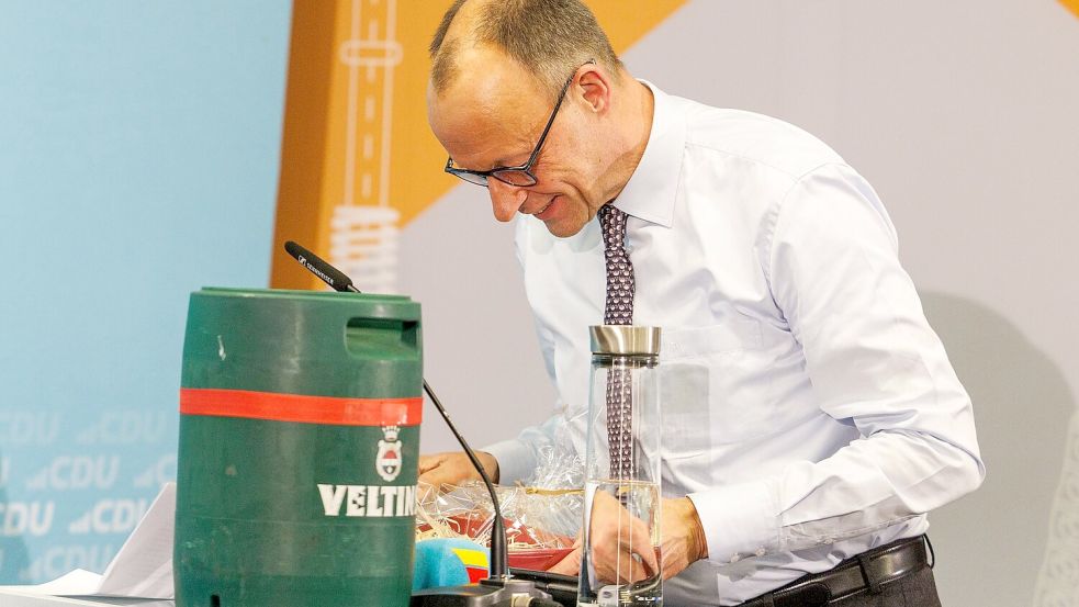 Auch für sein Bier ist das Sauerland bekannt - das weiß natürlich auch Friedrich Merz. (Archivfoto) Foto: Christoph Reichwein/dpa