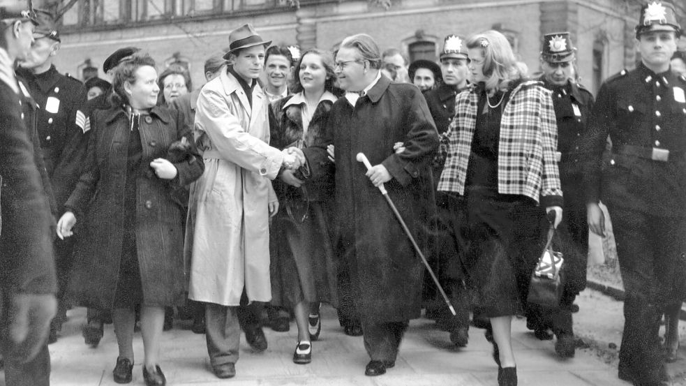 23. April 1949: Veit Harlan (Fünfter von rechts) verlässt mit seiner Ehefrau, der Schauspielerin Kristina Söderbaum ein Gerichtsgebäude in Hamburg. Harlan, der wegen Verbrechen gegen die Menschlichkeit angeklagt war, wurde damals freigesprochen. Er drehte im NS-System Propagandafilme wie „Jud Süß“. Bis zu seinem Freispruch durfte er keine Filme drehen. (Archivfoto) Foto: Dena/dpa