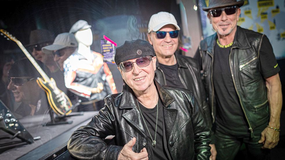 Eröffneten die Ausstellung „Hub of the Scorpions“: Klaus Meine (von links), Matthias Jabs und Rudolf Schenker von der Rockband Scorpions. Foto: DPA/Moritz Frankenberg