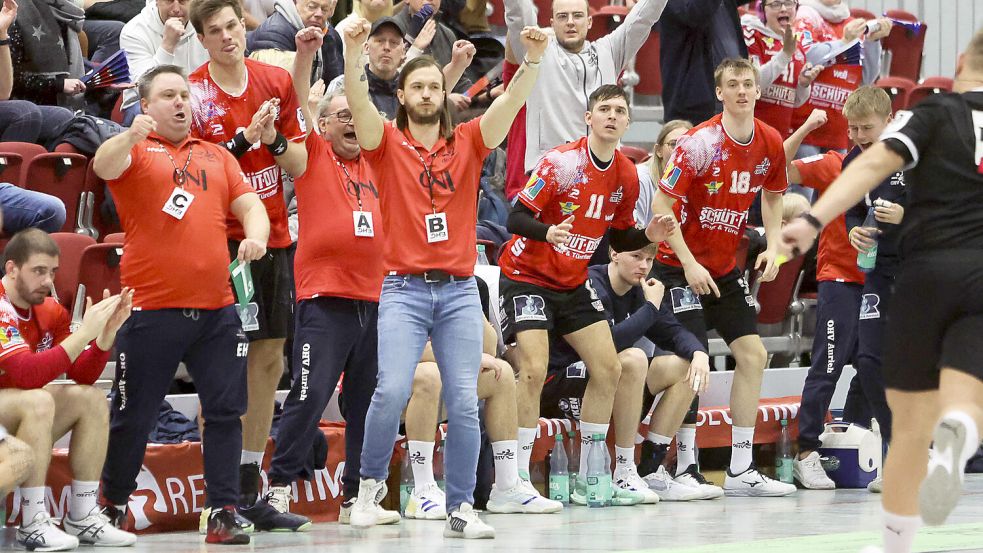OHV-Trainer Sven Suton (vorne in der blauen Jeans) durfte nach Spielende jubeln. Foto: Archiv/Doden, Emden