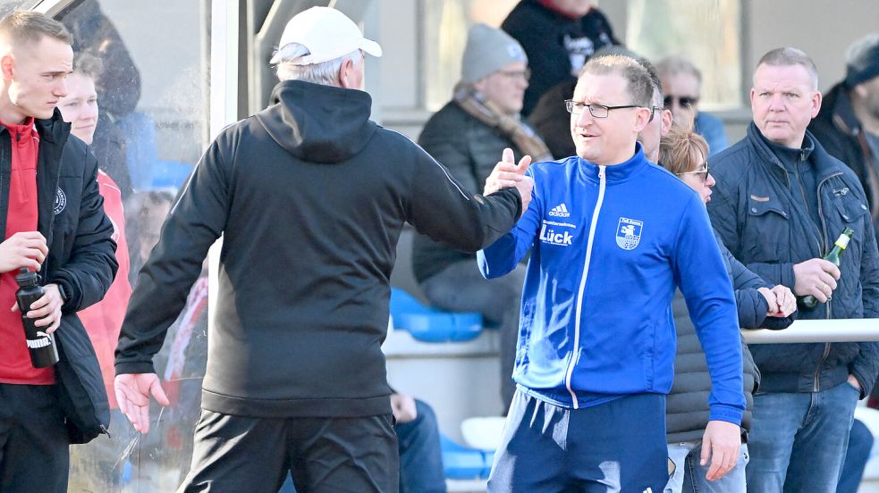 Trainer-Handschlag zwischen Jürgen Zimmermann und Sören Siemens, der den Esens-Coach Ralf Backhaus vertrat. Fotos: Doden, Blomberg