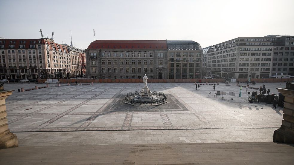 Ein Blick auf den wiedereröffneten Gendarmenmarkt und die Schiller-Statue. Die Sanierung mit der Verlegung unterirdischer Leitungen begann 2022. Foto: DPA/Hannes P Albert
