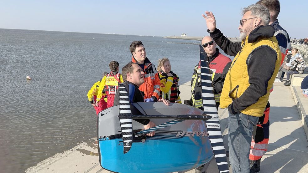 Ein Passant (rechts) hatte den Surfer in größerer Entfernung wahrgenommen und die Rettungskräfte verständigt. Der Wassersportler war in zu flaches Wasser geraten. Foto: Rebecca Kresse