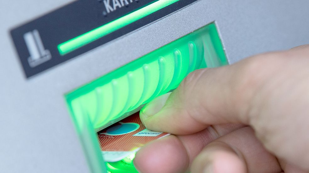 Insbesondere Verbraucher, die einen Großteil ihrer Bankgeschäfte nicht mehr am Automaten, sondern über das Internet ausführen, sollten über einen Kontowechsel nachdenken. Foto: dpa/Fabian Sommer
