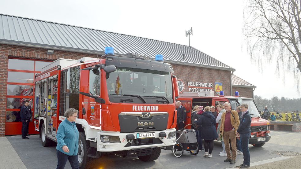 Das umgebaute Feuerwehrhaus in Potshausen wurde am Sonntag im Beisein der Öffentlichkeit übergeben. Auf dem Foto ist das neue Löschgruppenfahrzeug (LF 10, links) und das alte Fahrzeug, ein Mannschaftstransportwagen (früher: Tragkraftspritzenfahrzeug), zu sehen. Fotos: Weers