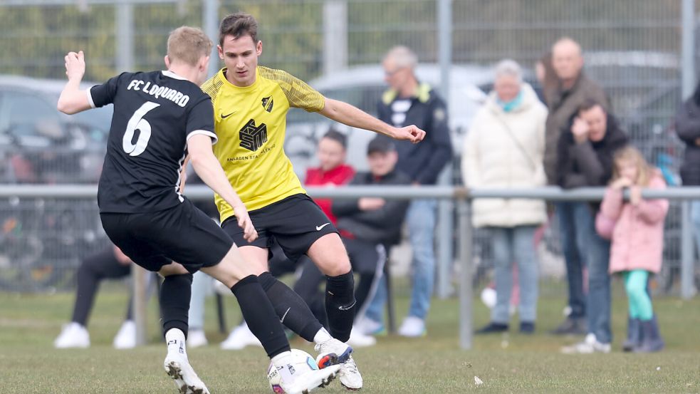 Der TuS Hinte (rechts Andre Janssen) gwann in Loquard mit 4:3. Fotos: Doden, Emden