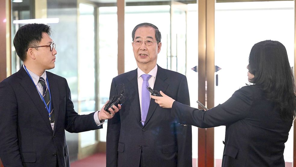 Südkoreas Verfassungsgericht hat die Amtsenthebung des im Zuge der Staatskrise suspendierten Ministerpräsidenten Han Duck Soo abgewiesen. Foto: Jung Yeon-je/EPA Pool via AP/dpa