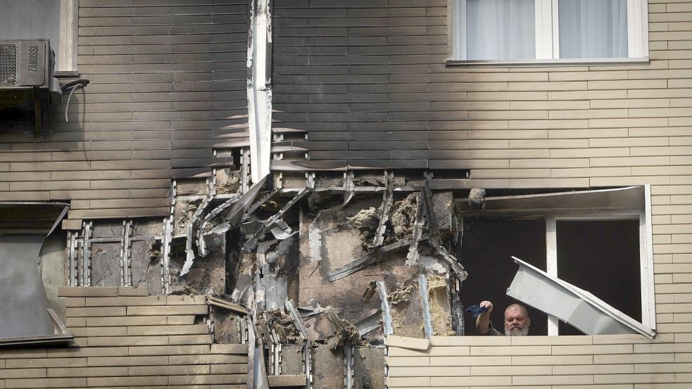 Drei Menschen sterben bei dem russischen Drohnenangriff auf Kiew. Foto: Efrem Lukatsky/AP/dpa