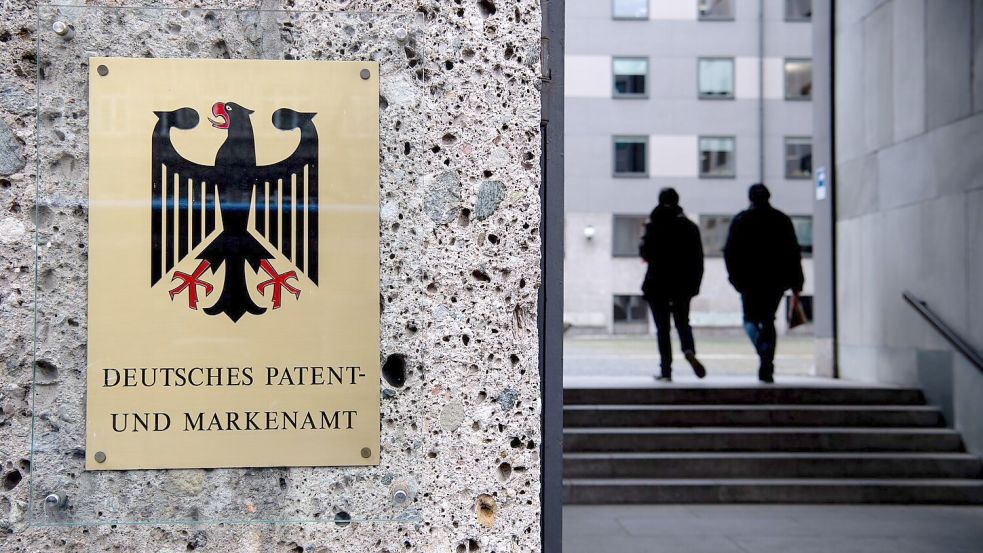 Der Haupteingang des deutschen Patent-und Markenamts in München. Die deutsche Wirtschaft hat ihren Rückstand bei den Patentanmeldungen in digitalen Schlüsseltechnologien etwas verkleinert. (Foto: Archiv) Foto: Sven Hoppe/dpa