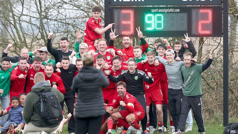 Der TuS Pewsum hatte am Ende allen Grund zum Jubel. Fotos: Doden/Emden