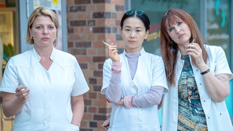 Szene aus der Serie „Marzahn Mon Amour“: Kathi Grabowski (Jördis Triebel), ihre Chefin Jenny Chan (Yvonne Yung Hee Bormann) und Kollegin Lulu Moll (Deborah Kaufmann). (Undatiertes Handout). Foto: ARD Degeto Fim/UFA Fiction GmbH/