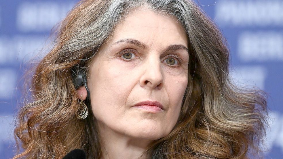 „Zu selten sehe ich Figuren, deren Leben und Alltag so von Existenzdruck dominiert ist, wie ich es in der Wirklichkeit oft erlebe“, sagt die Drehbuchautorin Laila Stieler, die viel fürs Kino schreibt und oft mit Andreas Dresen zusammenarbeitet („In Liebe, Eure Hilde“, „Wolke 9“). (Foto von 2024) Foto: Soeren Stache/dpa