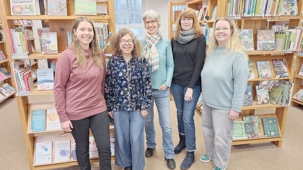 Das Team der Stadtbibliothek Norden freut sich über ein erfolgreiches Jahr 2024 und den anstehenden Umbau (von links): Stefanie Häwel, Vera Wienkämper, Leiterin Anke Czepul, Sabine Nolte und Maike Ennen. Foto: privat