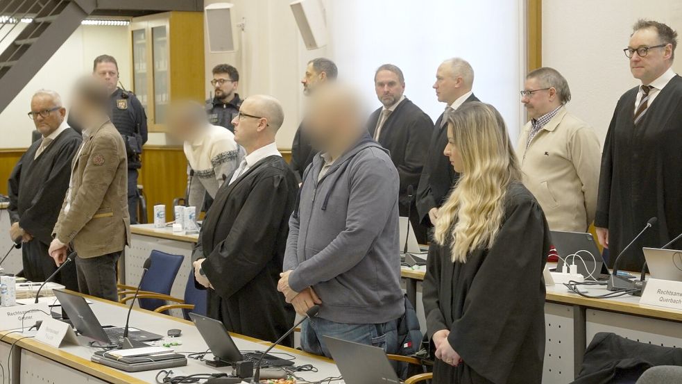 Nach fast zwei Jahren fiel am 6. März das Urteil gegen fünf Mitglieder der „Vereinten Patrioten“. Die insgesamt fünf Angeklagten, hier am Tag der Urteilsverkündung zusammen mit ihren Verteidigern, sollen laut Generalbundesanwalt einen gewaltsamen Umsturz in Deutschland, die Entführung von Bundesgesundheitsminister Lauterbach (SPD) und einen mehrwöchigen Stromausfall geplant haben. Vier der fünf Angeklagten gehen jetzt in Revision. DPA-Foto: Frey