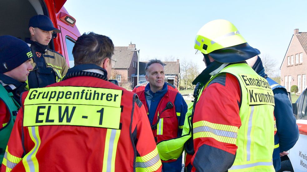 Krisengespräch: Bei dem Übungsszenario bei der Schleuse Leysiel brennt ein Kutter, Menschen müssen gerettet werden, Öl bekämpft werden. Viel zu tun also für die rund 150 alarmierten Einsatzkräfte. Fotos: Wagenaar