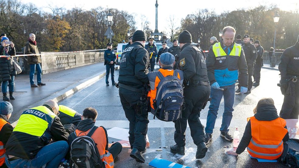 Die Gruppe Letzte Generation war bei bayerischen Ermittlern nicht nur wegen zahlreicher Straßenblockaden in den Fokus geraten. (Archivbild) Foto: Lennart Preiss/dpa