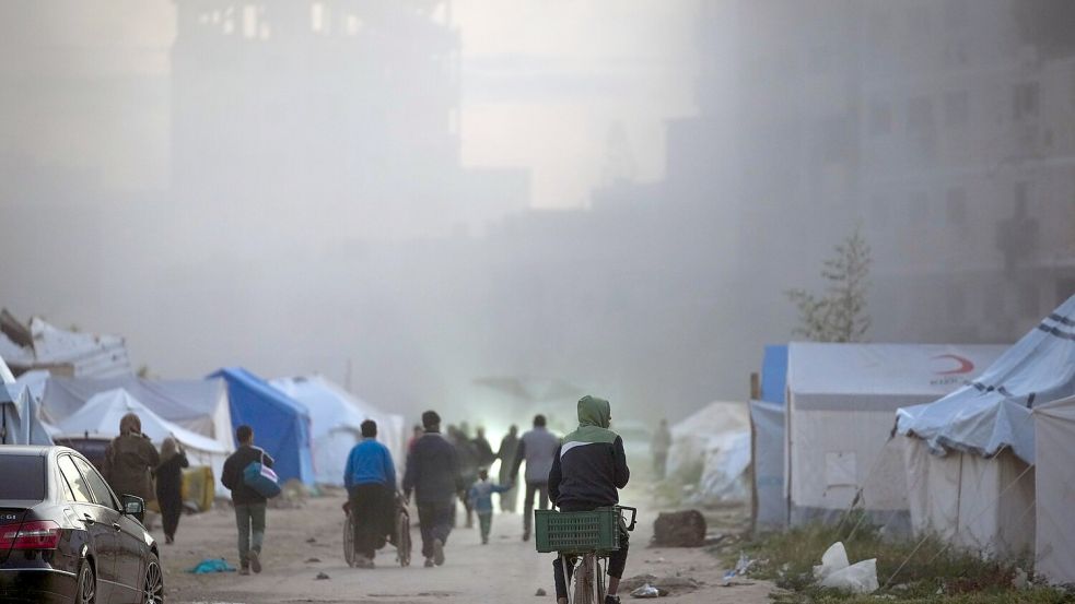 Rauch steigt nach einem israelischen Angriff auf. (Archivbild) Foto: Jehad Alshrafi/AP/dpa