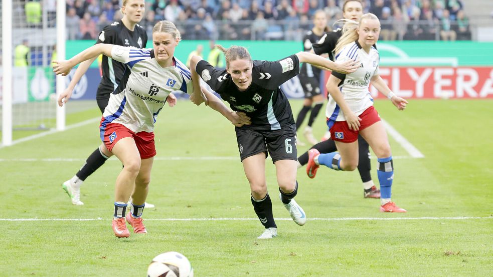 Die HSV-Frauen um Amelie Woelki (l.), hier im Zweikampf mit der Bremerin Reena Wichmann, mussten sich im Pokalhalbfinale Werder Bremen geschlagen geben. Foto: imago/HMB-Media