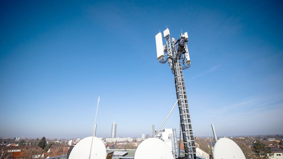 Hier wird ein Telekom-Funkmast verbessert - anderswo haben die Netzbetreiber solche Arbeiten noch vor sich. (Archivbild) Foto: Daniel Karmann/dpa