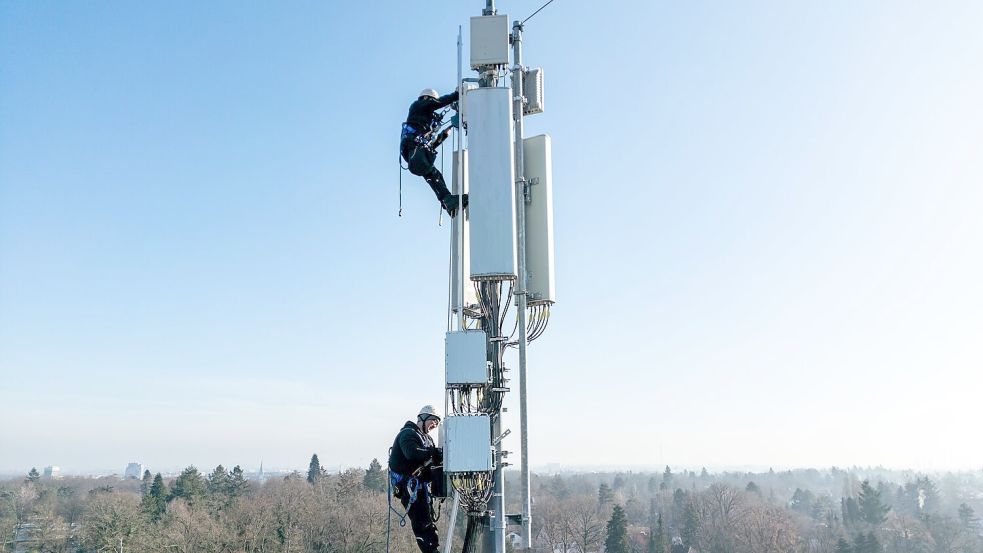 Hoch hinaus müssen diese Telekom-Techniker klettern. (Archivbild) Foto: Daniel Karmann/dpa