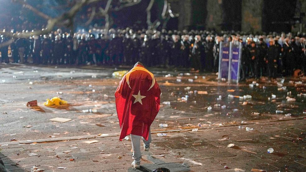 Landesweit gingen Menschen in der Türkei in den vergangenen Tagen auf die Straße. Foto: Khalil Hamra/AP/dpa