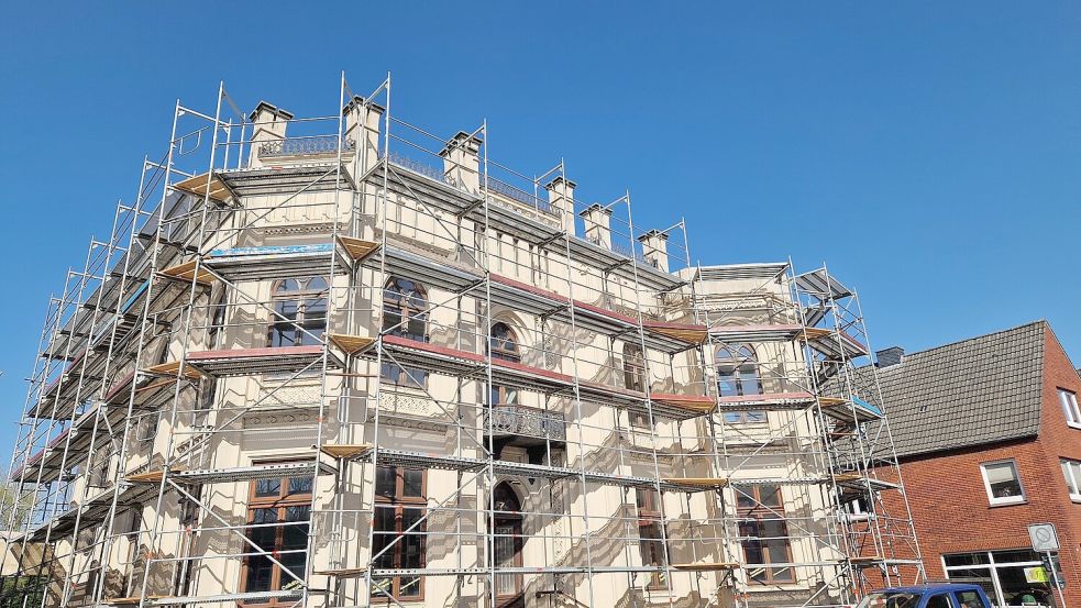 Die Sanierung der Villa Bärchen in Weener zieht sich hin. Eigentlich sollten die Wohnungen im oberen Bereich Anfang des Jahres bezugsfähig sein. In der unteren Etage soll ein Bildungsinstitut sein neues Domizil bekommen. Foto: Gettkowski