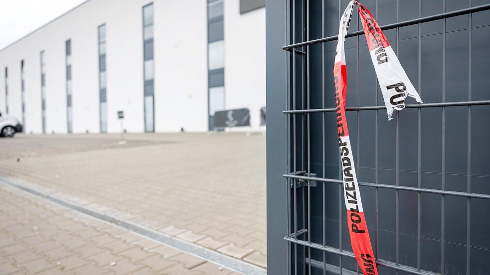 Noch in der Nacht stellten Spezialisten der Mordkommission Spuren am Tatort sicher. Foto: dpa