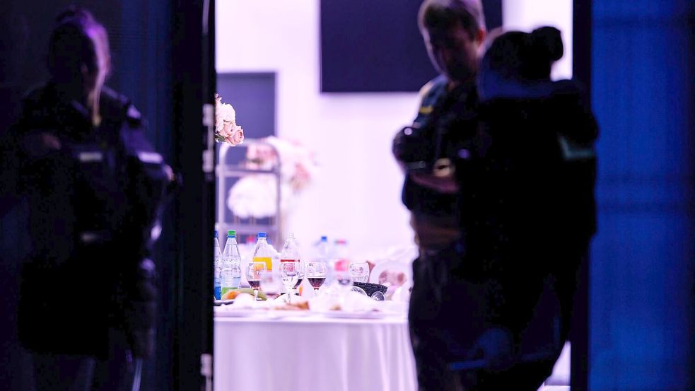 Am Tatort haben Fachleute viele Spuren sichergestellt, die nun ausgewertet werden müssen. Foto: ---/dpa
