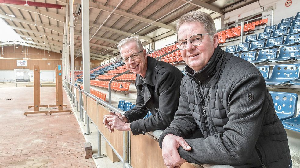 Heute ist die Ostfrieslandhalle wieder der Schauplatz ruhigerer Veranstaltungen. Rudolf Bleeker und Klaus Borde erinnern sich für den Landwirtschaftlichen Hauptverein an die Sitzung im März 2015. Foto: Ortgies