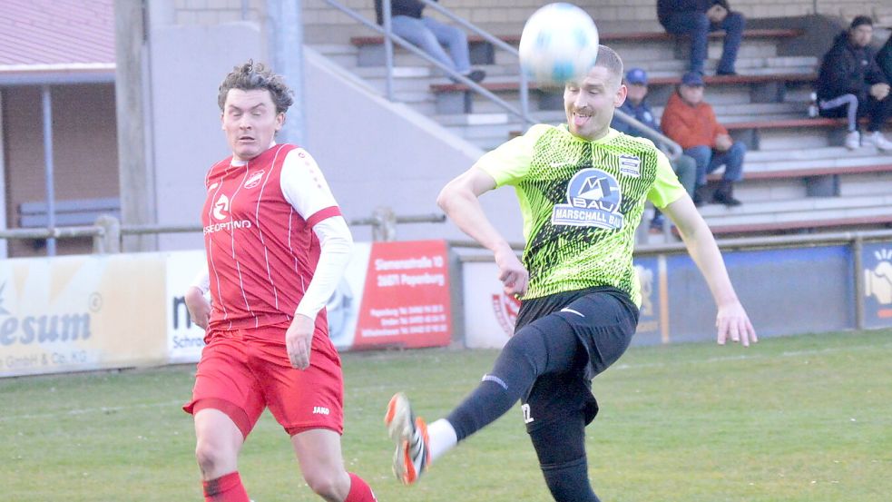 André Krzatala (rechts) ist zurück auf dem grünen Rasen. Die Freude war dem 35-Jähren am Samstag beim Larrelter 5:1-Sieg in Ihrhove anzumerken. Fotos: Weers, Doden